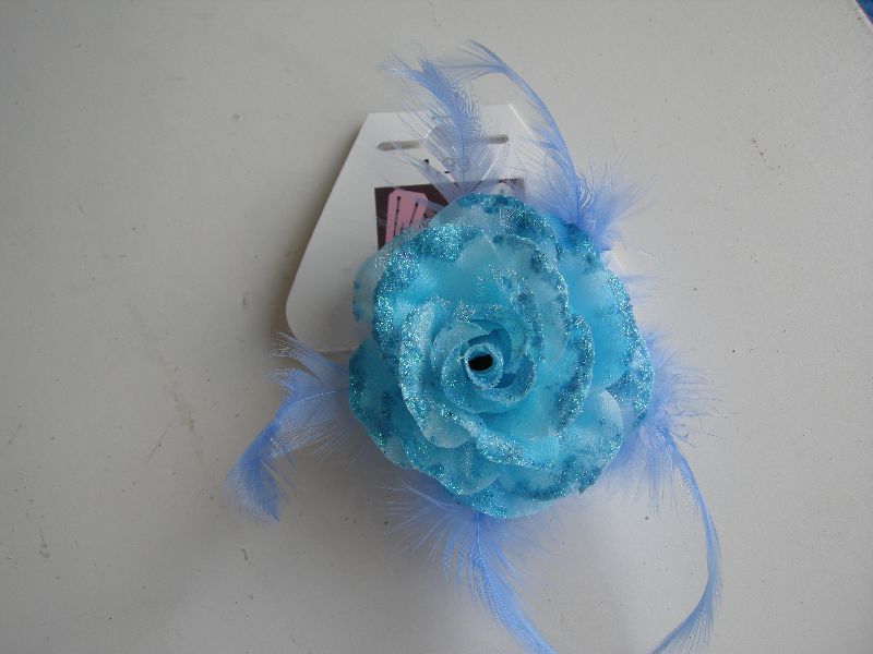 (image for) Roos clip met veren licht blauw.